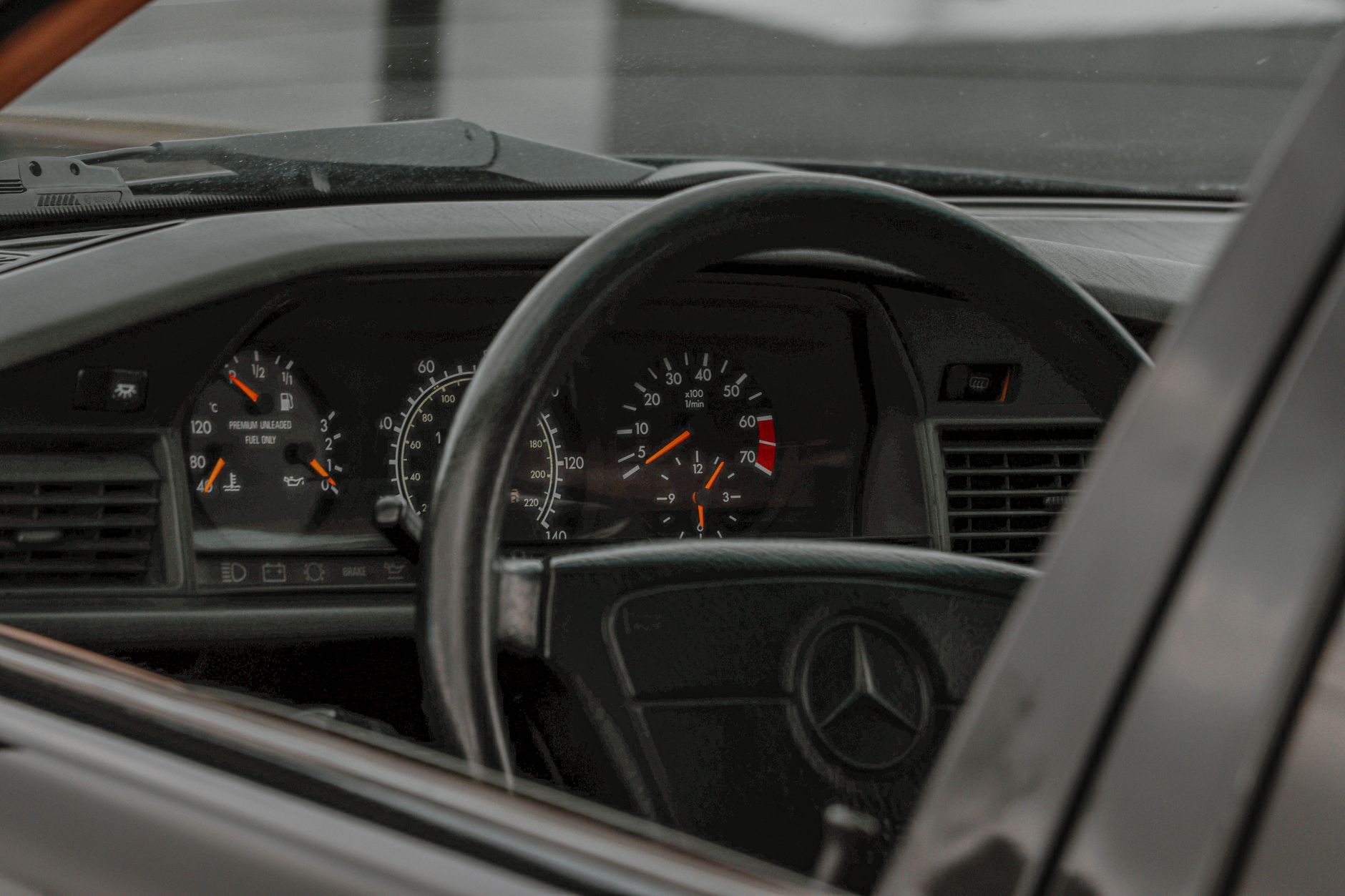 Sales analyst applying the sales velocity formula on a dashboard