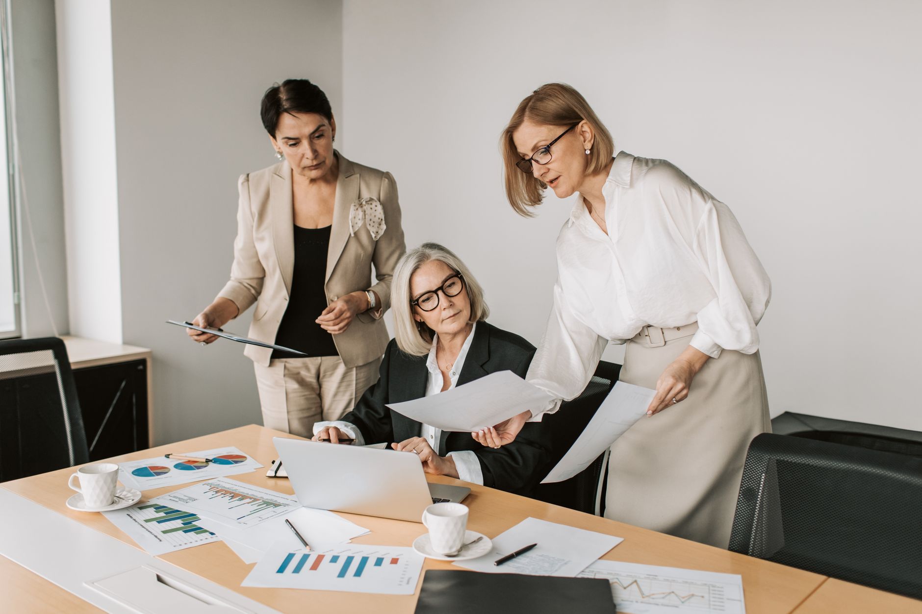 Manager analyzing a weekly CRM sales dashboard during a team meeting